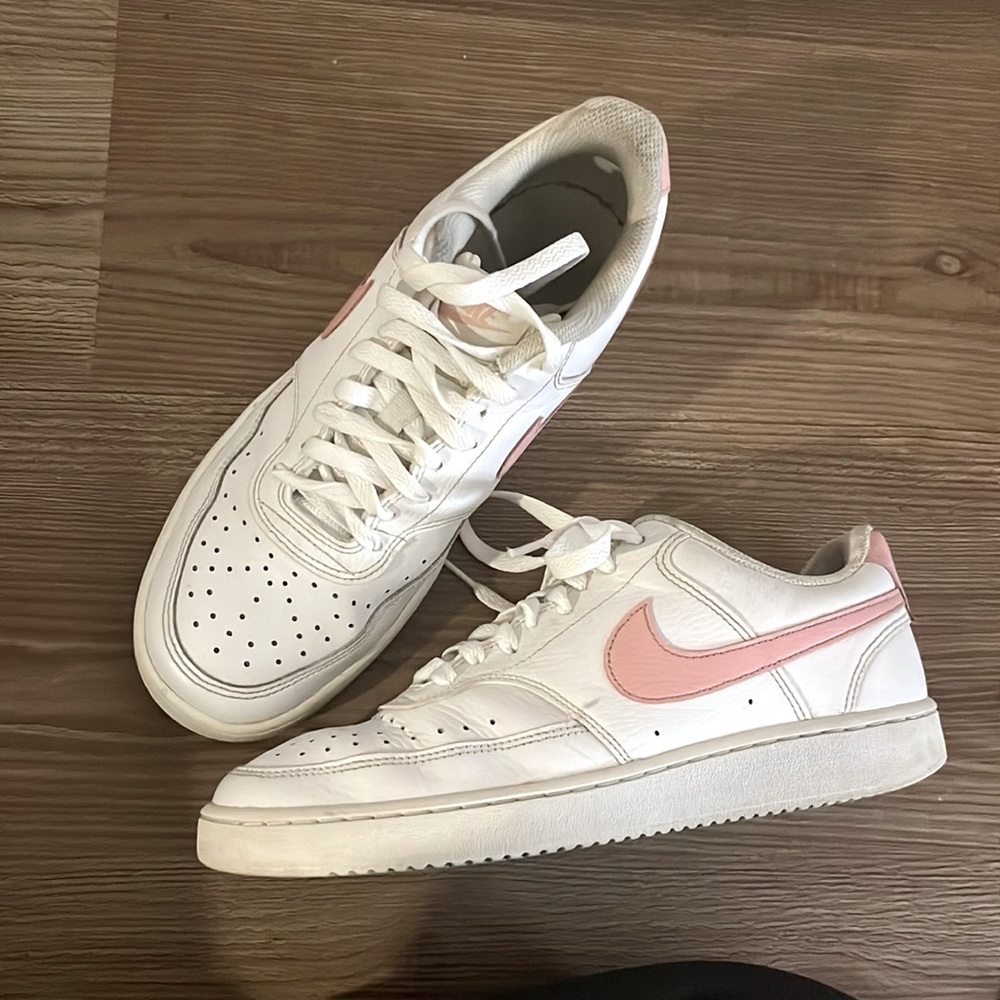 Nike women’s court vision low